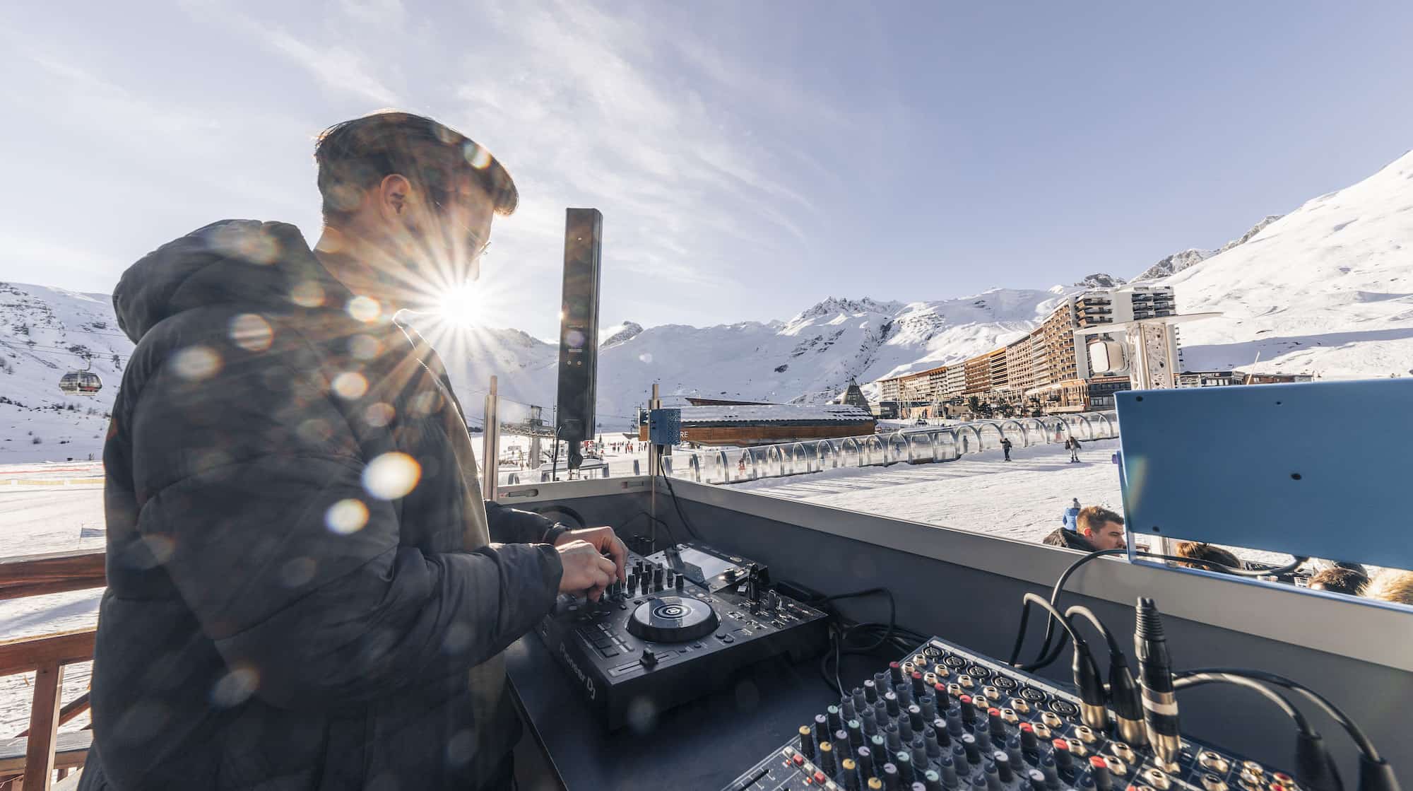 Hôtel Le Levanna 4* Tignes - terrasse restaurant DJ musique