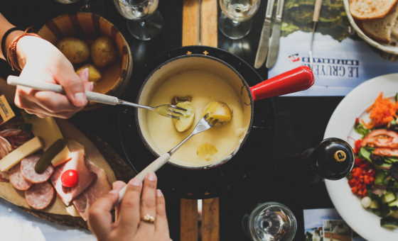 Hôtel Village Montana - Restaurant La Chaumière - fondue Photo by angela pham on Unsplash