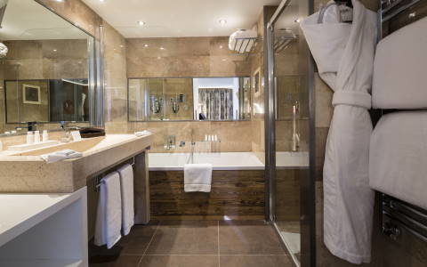 Hôtel Koh-I Nor - Luxury room 36 m² - bath + shower (2)