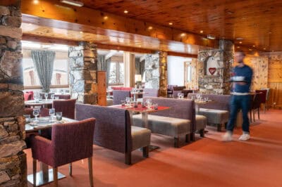 Restaurant L'Aiguille Percée ®Pascale Be╠üroujon