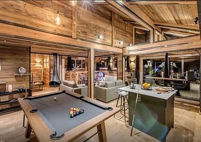 Decorated with bespoke vintage ski equipment repurposed into original and stylish furnishings, this is where rustic meets modern for an authentic yet surprising home from home.
#ChaletMerveilles is one of a pair of #DeluxeChalets that can be rented separately or together.
📌 Location : Tignes 1800 les Boisses (FR)
👨‍👩‍👧‍👦 6 bedrooms – 13 Guests
🎱 Pool table
🧖‍♀️ Swimming pool, sauna, hot tub
😎 Private Terrace and fireplace
🔜 ☀️ Book Chalet Merveilles for your summer holidays

#Chalet #Chaletwithaview #CarteBlanche #LesEtincelles #AreYouExperienced #MountainLife #Tignes #FrenchAlps #Alps #DiscoverFrance #DareToLive #LuxuryLifestyle #LuxuryHome