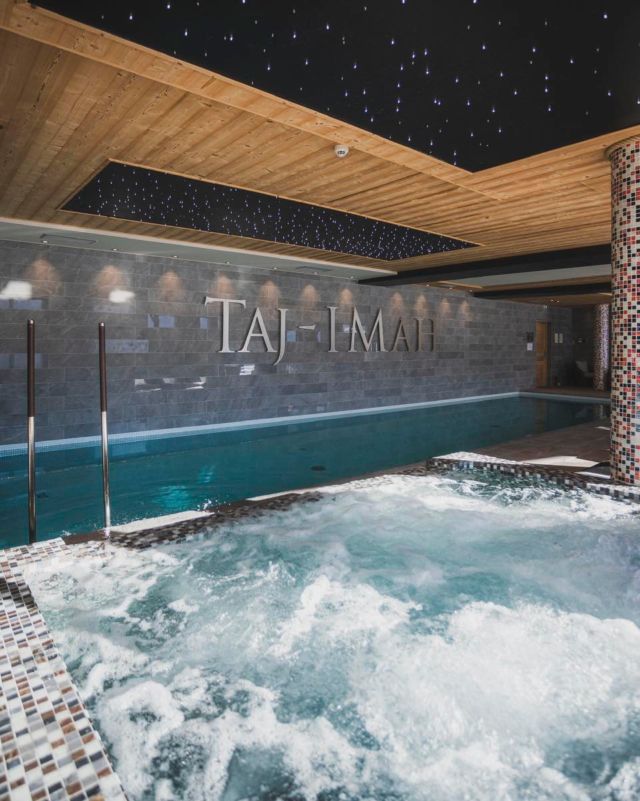 Ripples 💙 

A little swim in one of our hotels? 

________ 

Une petite nage dans l’un de nos hôtels ? 

________ 

#EtincellesCollection #HotelSpa #UniqueHotelSpa #Alps #France