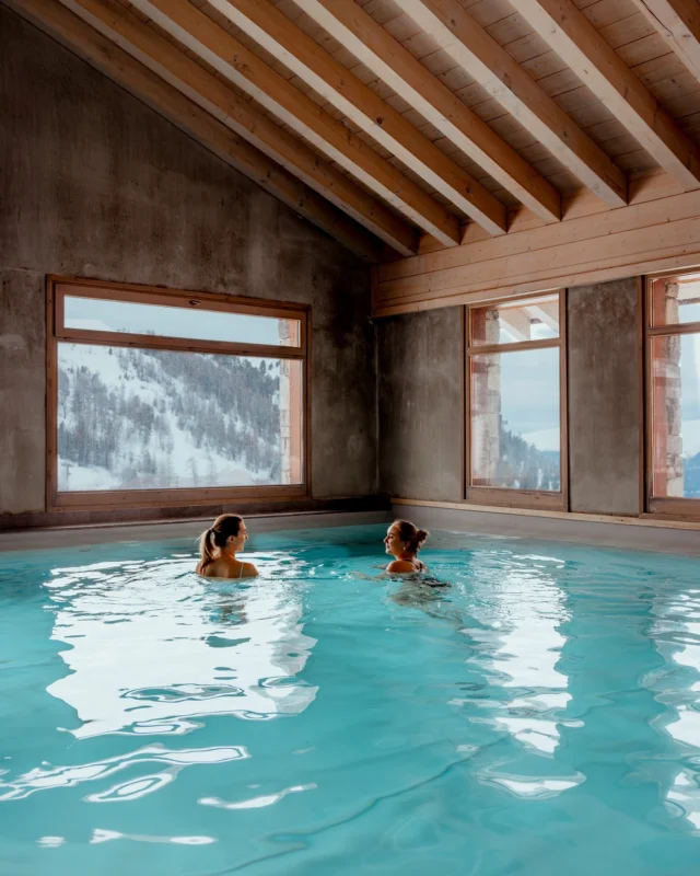 Évasion, relaxation et sommets enneigés ✨

Après une journée sur les pistes, place à la détente. Spa avec vue, soins d’exception et une parenthèse bien-être au cœur des montagnes. Un instant suspendu, un moment juste pour vous 💆‍♀️

__________

Escape, relax, and embrace the snowy peaks ✨

After a day on the slopes, it’s time to unwind. A spa with a view, premium treatments, and a wellness break in the heart of the mountains. A precious moment, just for you 💆‍♀️

__________

#EtincellesCollection #MountainSpa #WellnessRetreat #SkiAndRelax #AlpineEscape #WinterLuxury