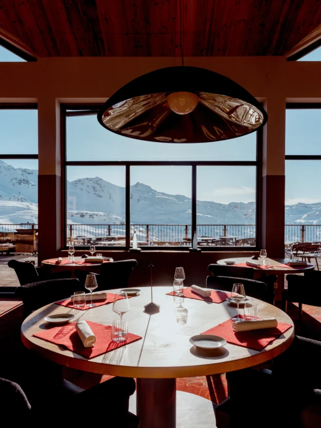 L'excellence culinaire prend de la hauteur ✨

Nos chefs travaillent déjà sur les prochaines cartes pour éveiller vos papilles avec des produits de saison. Hâte de vous les faire découvrir 🍽️

---

Culinary excellence reaches new heights ✨

Our chefs are already working on the upcoming menus to awaken your taste buds with seasonal products. Can't wait to share them with you 🍽️

---

#FineDining #CulinaryArt #EtincellesCollection #FrenchCuisine #GourmetExperience