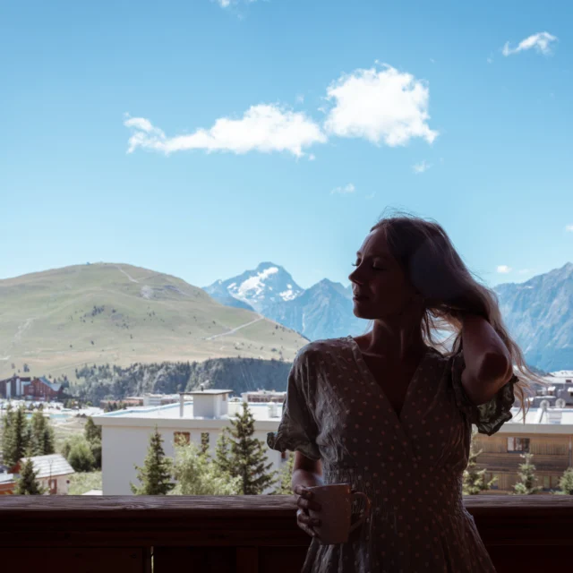 L'appel des sommets se fait de plus en plus fort à l'approche de l'été. Comme nous, soyez team montagne ! ☀️

---

The call of the mountains grows stronger as summer approaches. Join us: be part of Team Mountain! ☀️

---

#MountainLovers #Wanderlust #EtincellesCollection #SummerIsComing #AlpineVibes