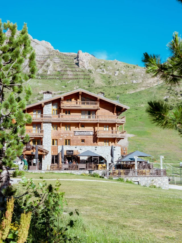 Au cœur de Tignes, Le Pompon vous accueille dans un cadre authentique et chaleureux. Bar, restaurant, terrasse : l’endroit idéal pour prolonger les belles journées en montagne ✨

---

Nestled in the heart of Tignes, Le Pompon welcomes you in an authentic and warm setting. Bar, restaurant, terrace: the perfect place to extend beautiful days in the mountains ✨

---

#LePompon #Levanna #Tignes #EtincellesCollection #AlpineSummer