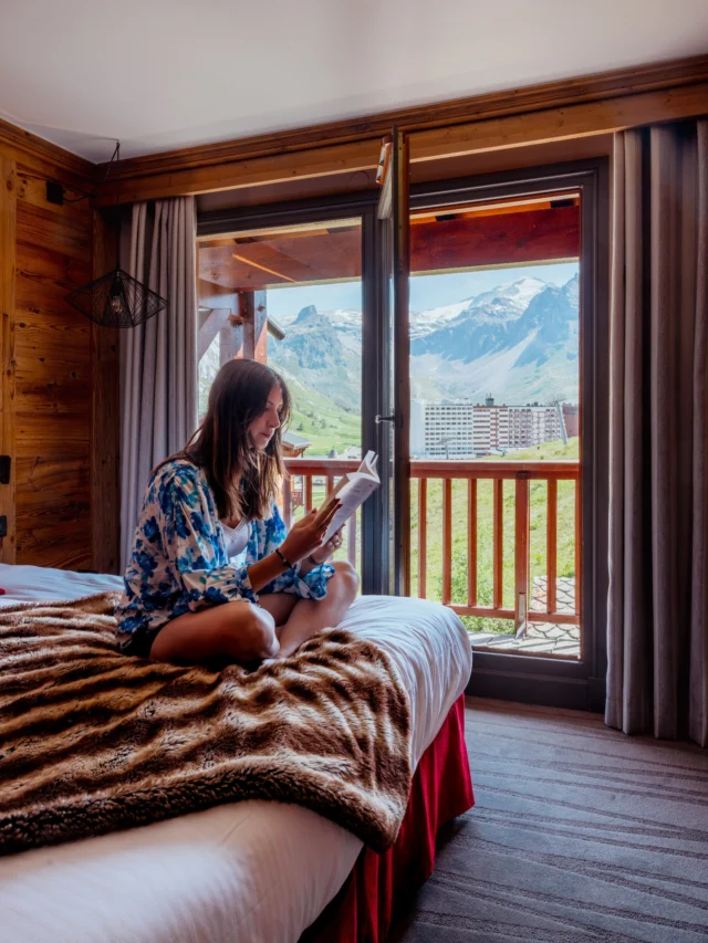 Tignes en été, c’est une autre magie. Au Village Montana, laissez-vous envelopper par le calme des hauteurs, entre chambres raffinées et espace bien-être face aux cimes. Un refuge d’exception pour recharger les sens ✨

---

Tignes in summer is a different kind of magic. At Village Montana, let yourself be wrapped in the calm of the heights, between refined rooms and a wellness space facing the peaks. An exceptional retreat to recharge the senses ✨

---

#VillageMontana #Tignes #EtincellesCollection #AlpineWellness #MountainRetreat