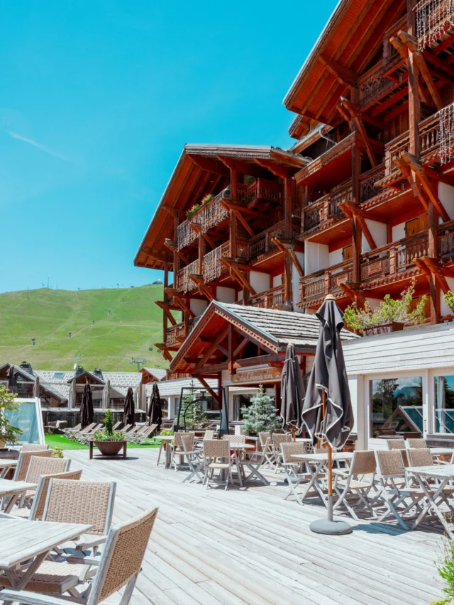 Encore quelques temps pour profiter du soleil et de la fraîcheur estivale en altitude dans nos établissements ✨ 

Et si c'était le moment pour une dernière parenthèse avant la rentrée ?

---

There’s still some time left to enjoy the sunshine and the cool summer air at high altitudes at our resorts ✨

How about taking one last break before school starts?

---

#EtincellesCollection #ChamoisdOrAlpedHuez #VillageMontanaTignes #CarlinaBellePlagne