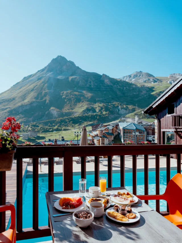 Le matin, la montagne s’invite à table ✨

Au Village Montana, le petit-déjeuner se savoure avec les sommets de Tignes en toile de fond et la piscine à quelques pas.

Une façon douce de commencer la journée, avant de partir explorer les sentiers, les lacs et tous les horizons de l’été.

---

In the morning, the mountains take a seat at the table ✨

At Village Montana, breakfast comes with the peaks of Tignes as a backdrop and the pool only a few steps away.

A gentle way to start the day before exploring the trails, lakes and every summer horizon.

---

#EtincellesCollection #VillageMontana #Tignes #AlpineBreakfast #SummerInTheAlps