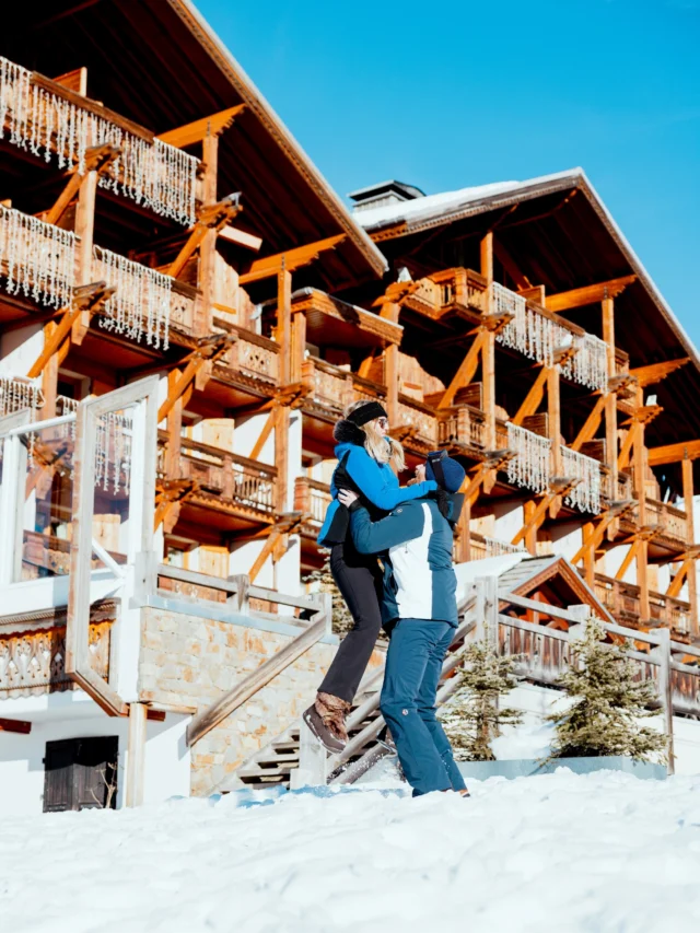 Cet hiver, on se retrouve là-haut ✨

Pour les premières traces dans la neige, les éclats de rire au soleil et tous ces moments que la montagne rend inoubliables.

L’hiver nous manque déjà… Pas vous ? 🏔️

---

This winter, let’s meet up there ✨

For fresh tracks in the snow, laughter under the sun, and all those moments the mountains make unforgettable.

We’re already missing winter… Aren’t you? 🏔️

---

#EtincellesCollection #AlpeDHuez #ChamoisDOr #WinterEscape #FrenchAlps