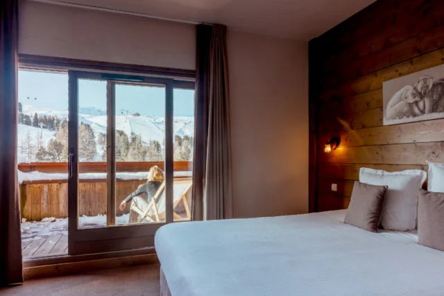 Se réveiller face aux pistes, prendre le temps, laisser l’hiver entrer par la fenêtre. Choisissez votre prochain refuge pour la saison à venir ✨

---

Wake up to a view of the slopes, take your time, and let winter drift in through the window. Choose your next mountain retreat for the upcoming season ✨

---

#EtincellesCollection #WinterRetreat #FrenchAlps
