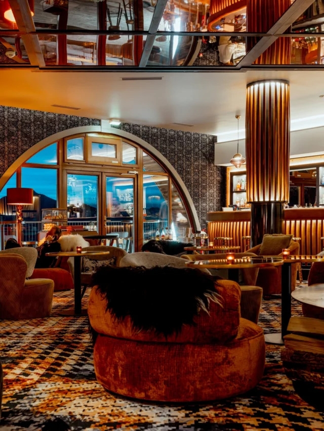 Le moment où l’hiver se retrouve ✨

Quand le soleil se couche sur Val Thorens, le plaisir continue à l’intérieur. Un verre partagé, une lumière douce, quelques confidences : l’après-ski commence ici.

---

Where winter brings us together ✨

When the sun sets over Val Thorens, the pleasure continues indoors. A drink shared, soft lighting, a few confidences: après-ski begins here.

---

#KohINor #EtincellesCollection #ValThorens #ApresSki #WinterMoments