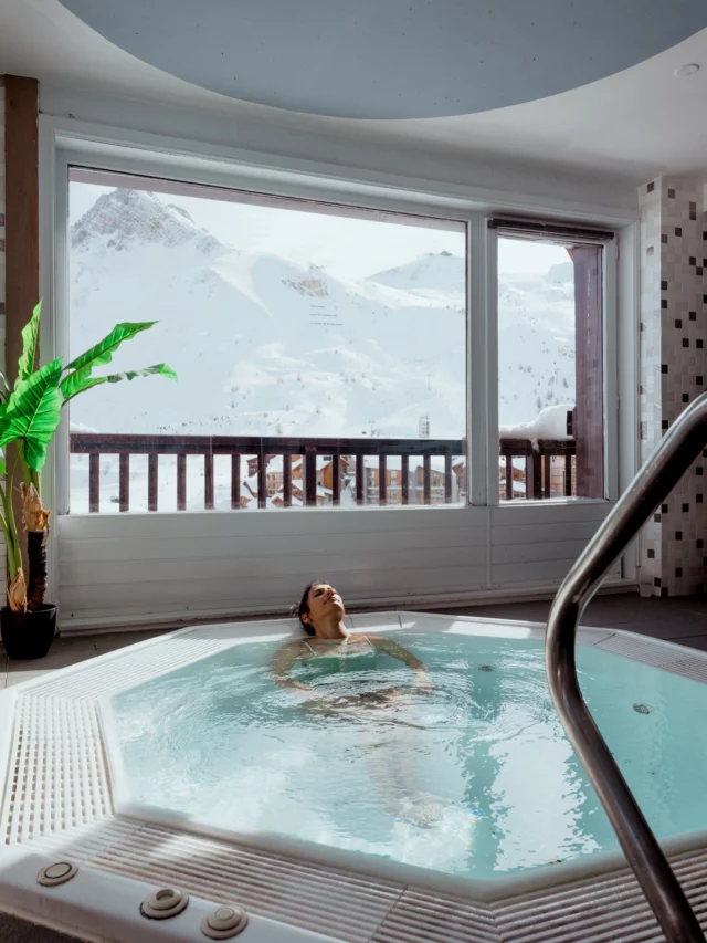 Dehors, les sommets se parent de blanc. Dedans, le temps ralentit. Le Spa du Village Montana vous attend pour vos prochaines parenthèses à Tignes ✨

---

Outside, the peaks turn white. Inside, time slows down. The Village Montana Spa awaits for your next moments of escape in Tignes ✨

---

#EtincellesCollection #VillageMontana #Tignes #AlpineSpa #WinterWellness