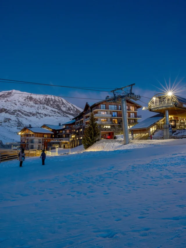 L’hiver se dessine à l’horizon ✨

Bientôt, l’Alpe d’Huez retrouvera ce silence si particulier des jours de neige. Au Daria-I Nor, nous préparons déjà le refuge où vos souvenirs d’hiver prendront place.

---

Winter is taking shape on the horizon ✨

Soon, Alpe d’Huez will rediscover that unmistakable quiet of snowy days. At Daria-I Nor, we are already preparing the refuge where your winter memories will unfold.

---

#DariaINor #EtincellesCollection #AlpedHuez #WinterEscape #MountainRefuge