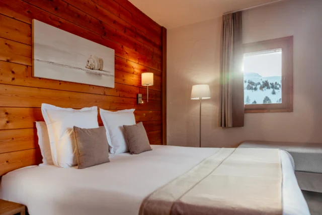 Un refuge rien qu’à vous ✨

La journée s’achève dehors, le confort prend le relais à l’intérieur. Au Carlina, chaque chambre devient une parenthèse douce après les grands espaces de la Plagne.

---

A refuge made just for you ✨

The day winds down outside, and comfort takes over within. At Carlina, every room becomes a gentle pause after Plagne’s wide-open spaces.

---

#Carlina #EtincellesCollection #BellePlagne #WinterRoom #AlpineCocoon
